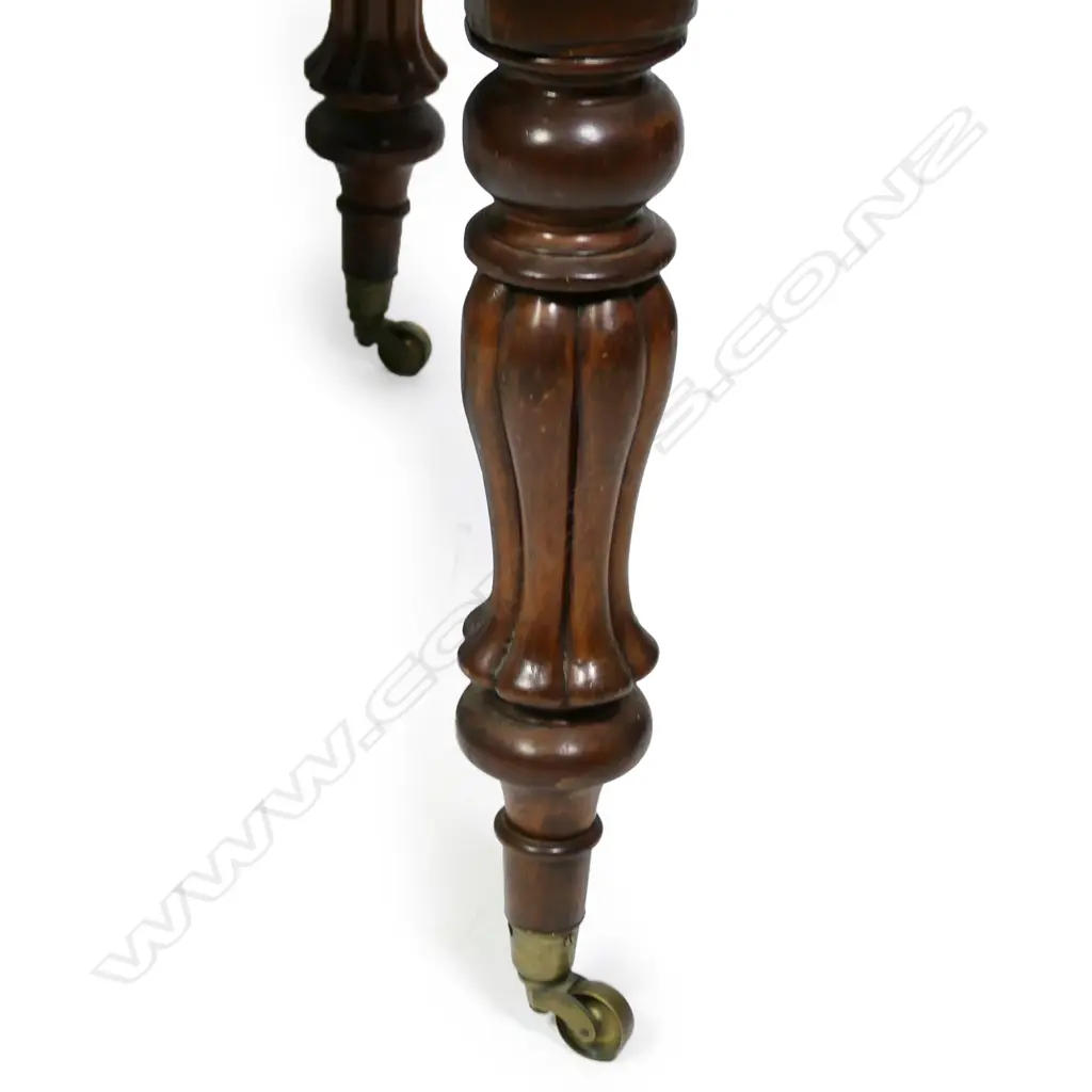 A Victorian eight-seater mahogany dining table Image 1++