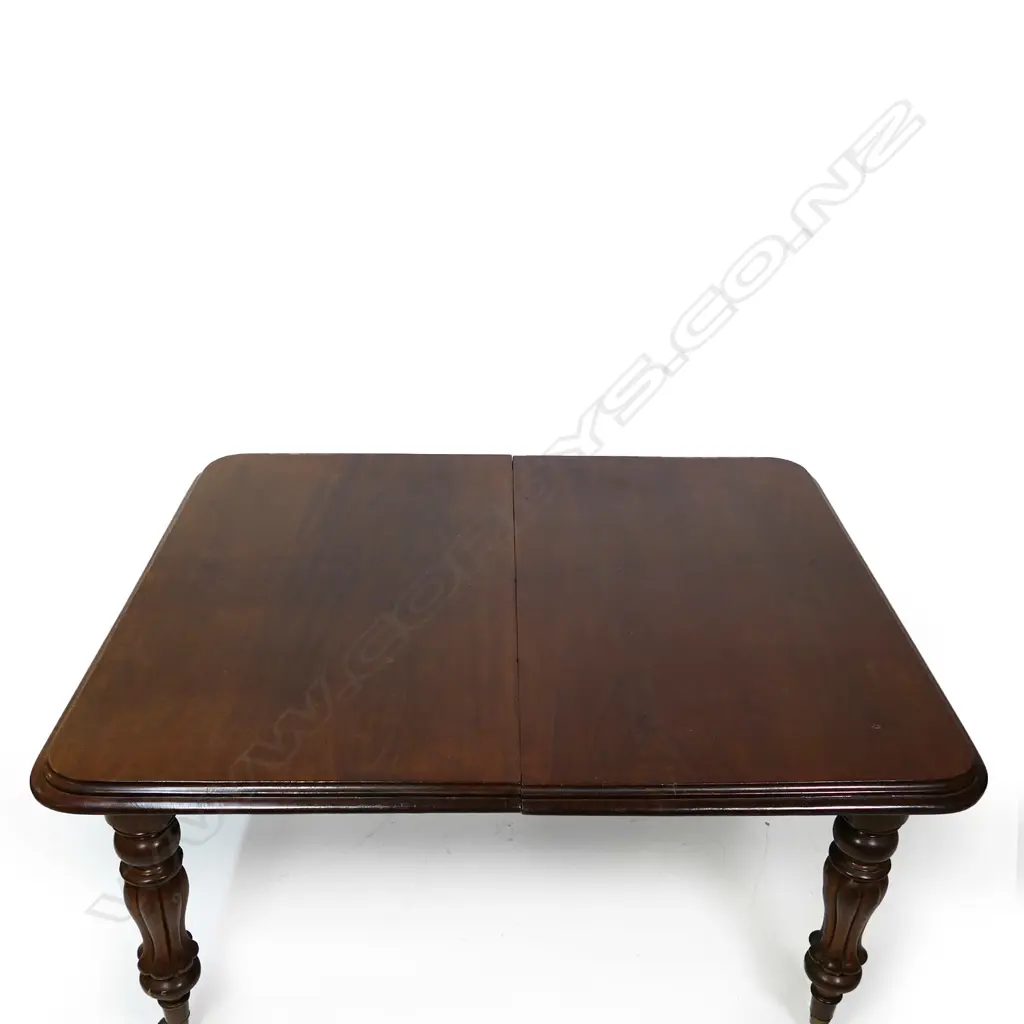 A Victorian eight-seater mahogany dining table Image 1++