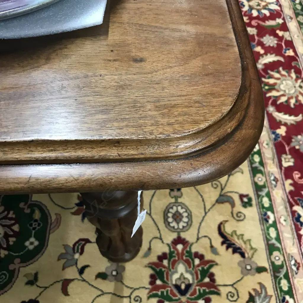 A Victorian eight-seater mahogany dining table Image 1++