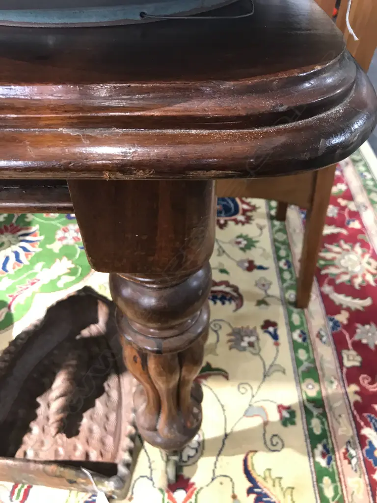 A Victorian eight-seater mahogany dining table Image 1++