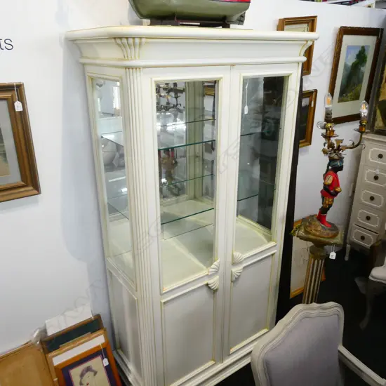HAMPTON STYLE CREAM DISPLAY CABINET WITH CENTRAL LIGHT & 2 GLASS SHELVES, 1010 X 520 X 1810MM