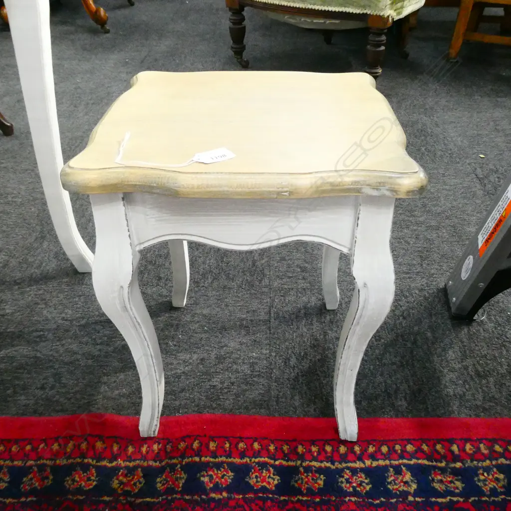 HAMPTON STYLE SMALL COFFEE TABLE, 320 X 320 X 380MM Image 1++