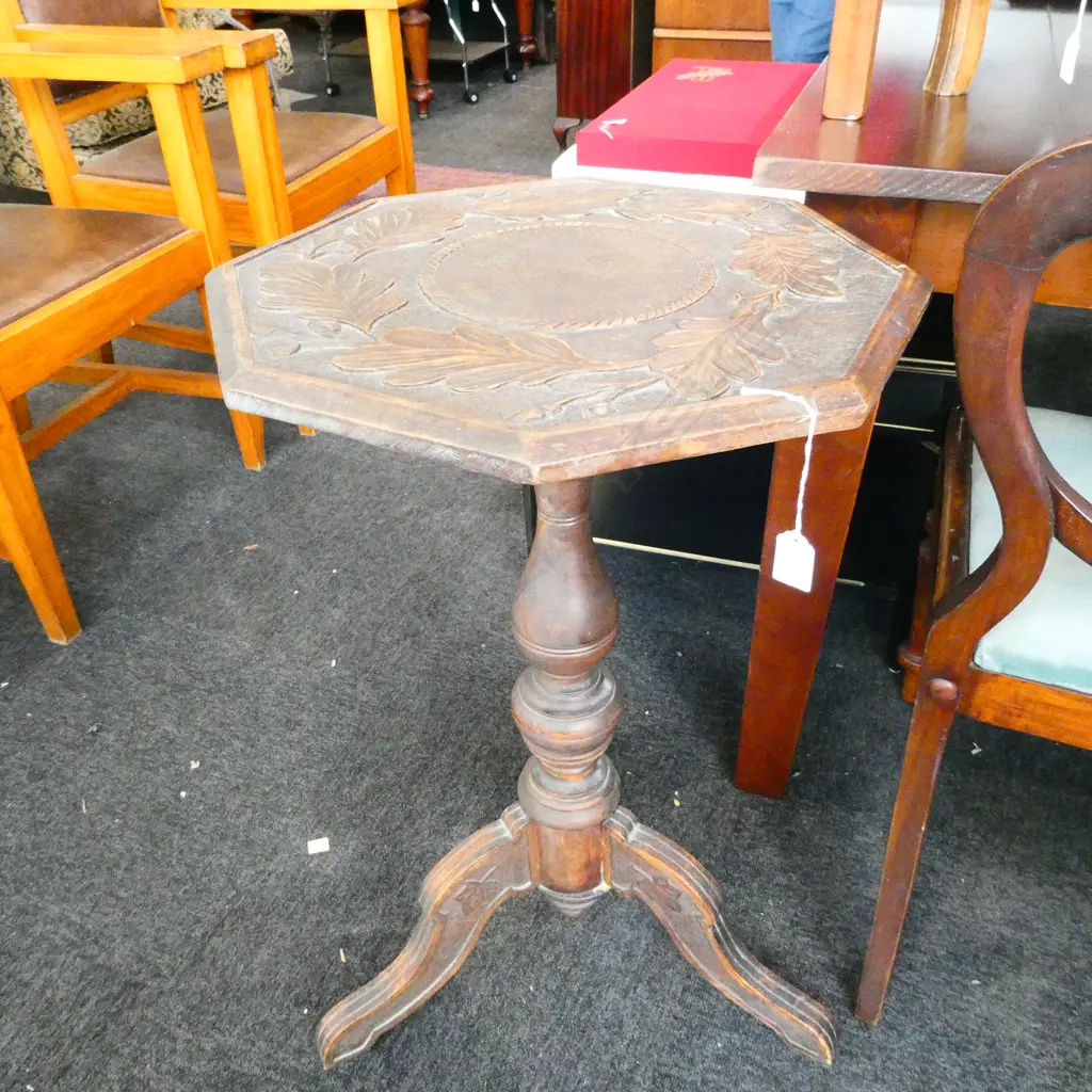 CHIP CARVED OCTAGONAL OAK SIDE TABLE H. 735MM Image 1++