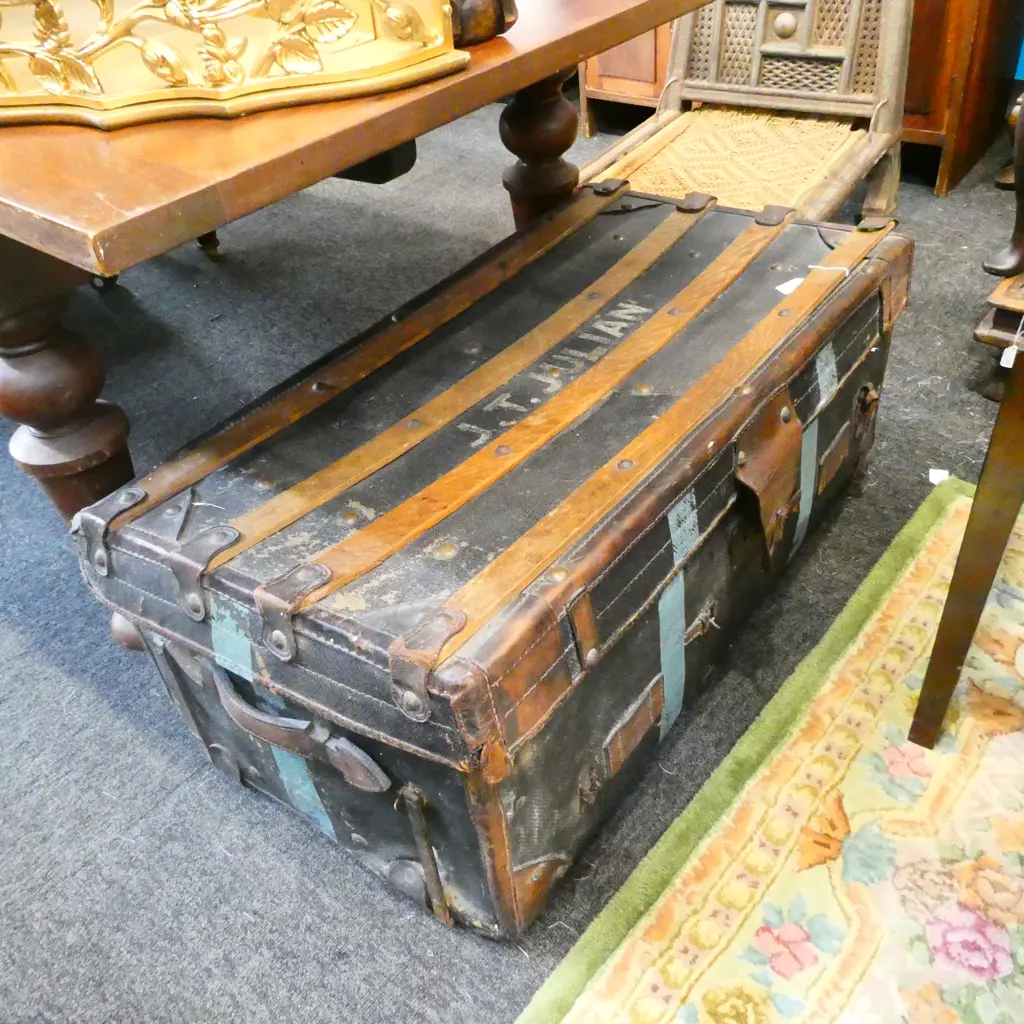 CANVAS SHIPPING TRUNK AND CONTENTS Image 1++