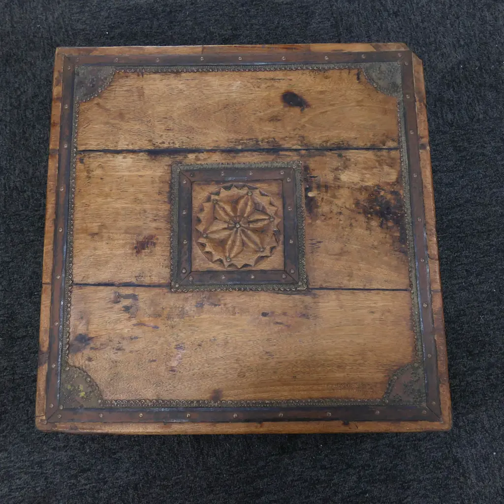 INDIAN CARVED WOODEN LOW TABLE, 117 X 600 X 600MM Image 1++