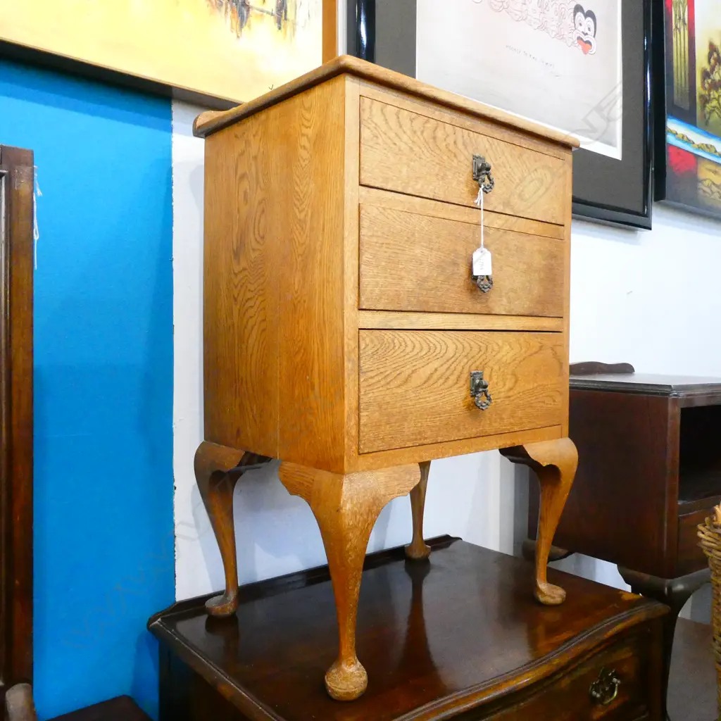 OAK 3 DRAWER QUEEN ANNE STYLE BEDSIDE CABINET H. 775MM Image 1++