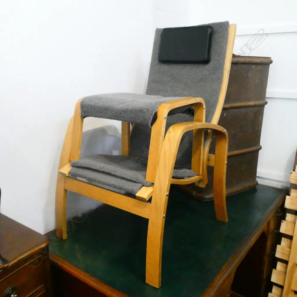 MODERNIST CHAIR WITH OTTOMAN Image 1++