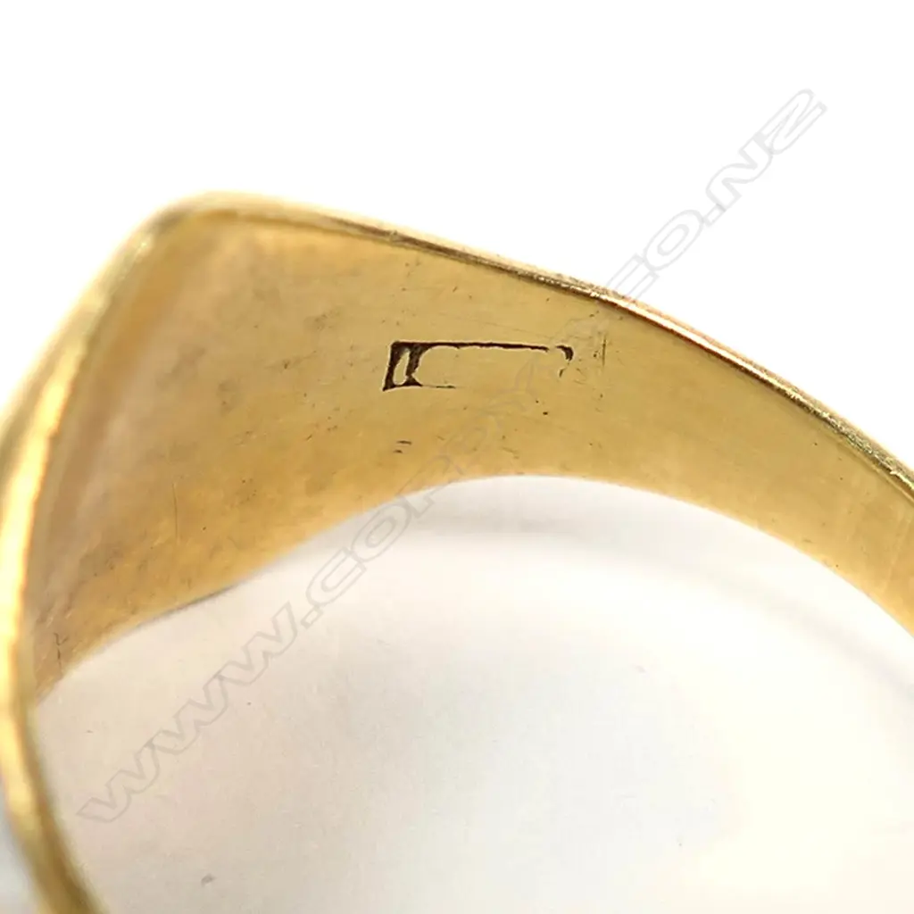 18ct GOLD SIGNET RING w CREST & MOTTO "VIVIT POST FUNERA VIRTUS" (Virtue outlives death) 5.3gm Image 1++