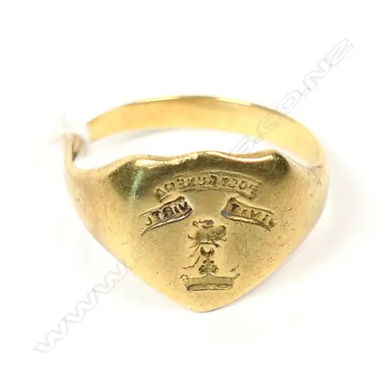 18ct GOLD SIGNET RING w CREST & MOTTO "VIVIT POST FUNERA VIRTUS" (Virtue outlives death) 5.3gm
