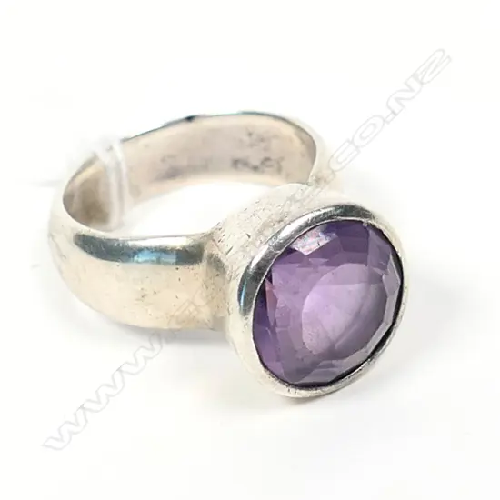 SILVER MODERNIST RING w ROUND CUT AMETHYST. 