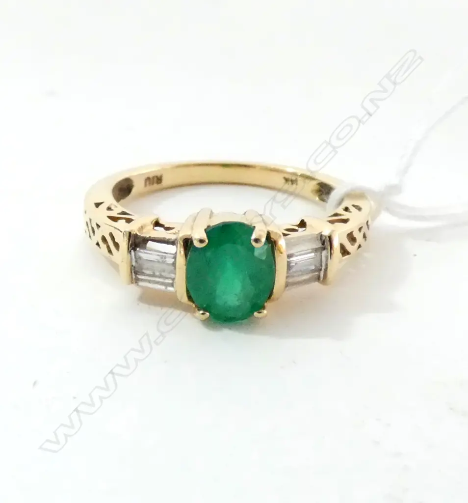 14CT GOLD DIAMOND AND EMERALDS RING (ONE BAGUETTE DIAMOND ABSENT) Image 1++