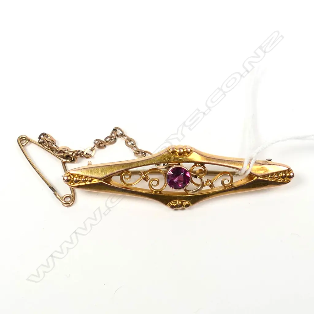 9ct GOLD BROOCH set w AN ALMANDINE GARNET. SAFTEY CHAIN. 2gm  Image 1++