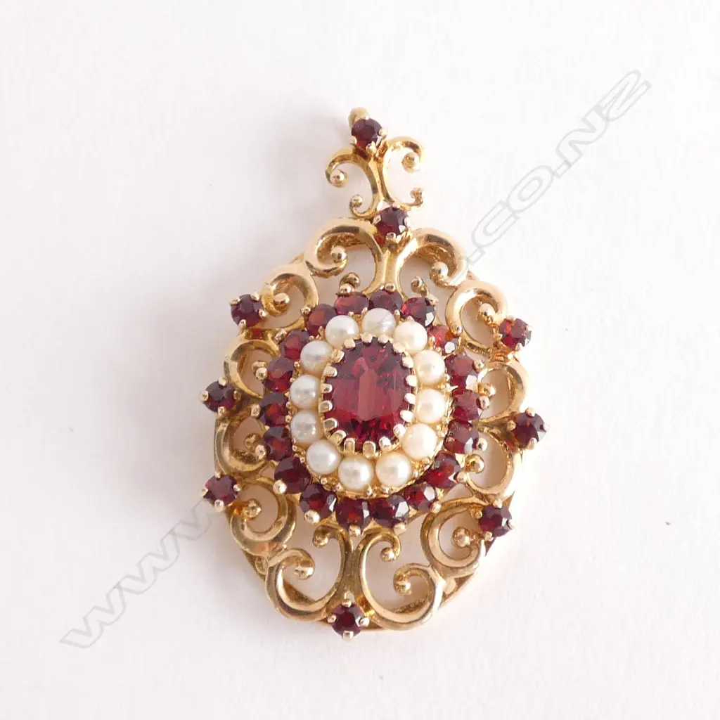 10ct  YELLOW GOLD GARNET AND SEED PEARL PENDANT 8gms Image 1++