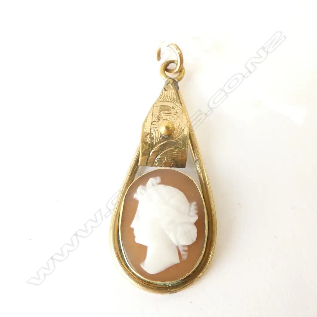 VINTAGE BRASS CAMEO PENDANT Image 1++