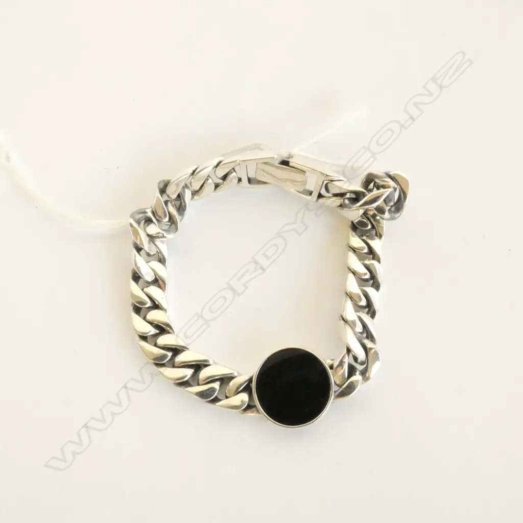 SILVER FLAT CURB BRACELET WITH CIRCULAR BLACK CHARM 29GMS Image 1++