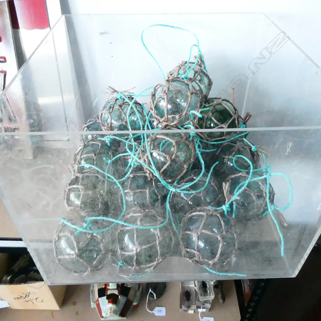 25 SMALL GLASS FISHING FLOATS WITH NETTING Image 1++