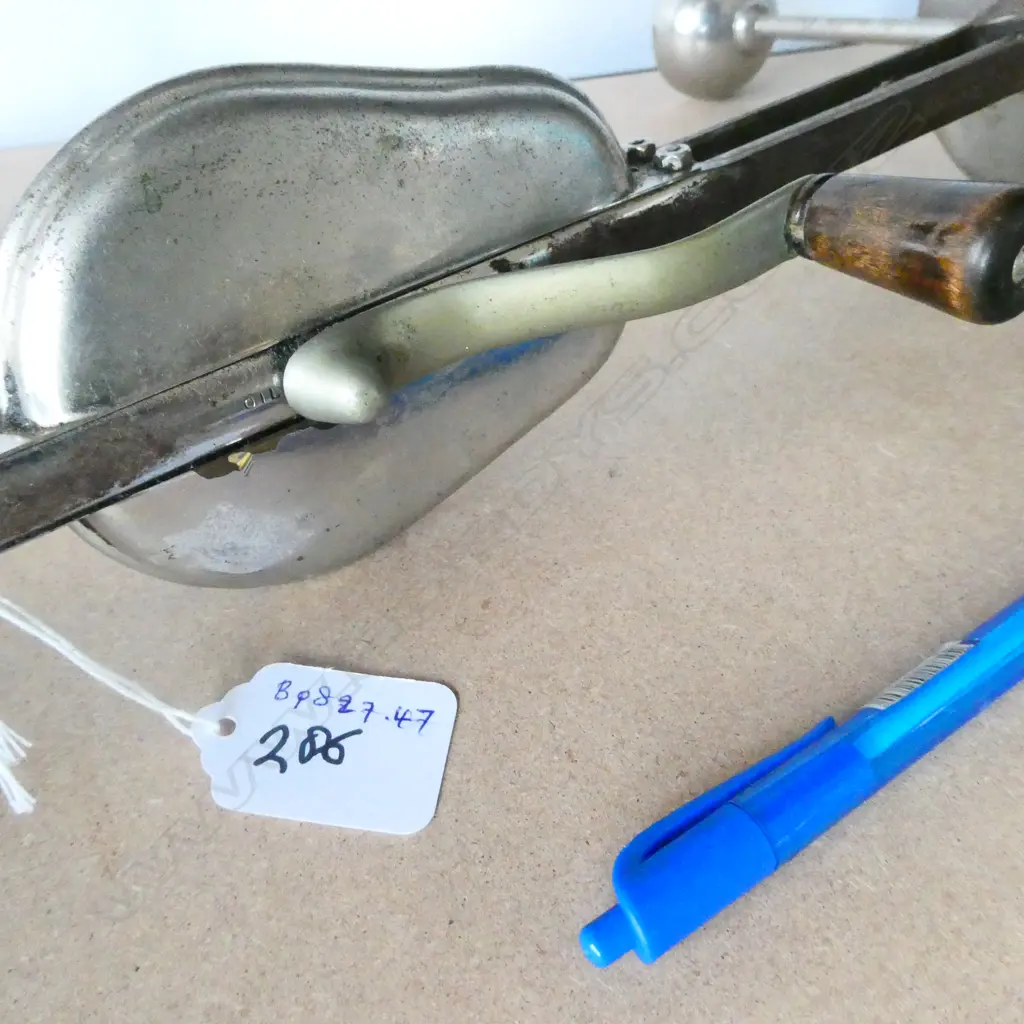 VINTAGE VIBRATING HAND OPERATED MASSAGER L. 380MM Image 1++