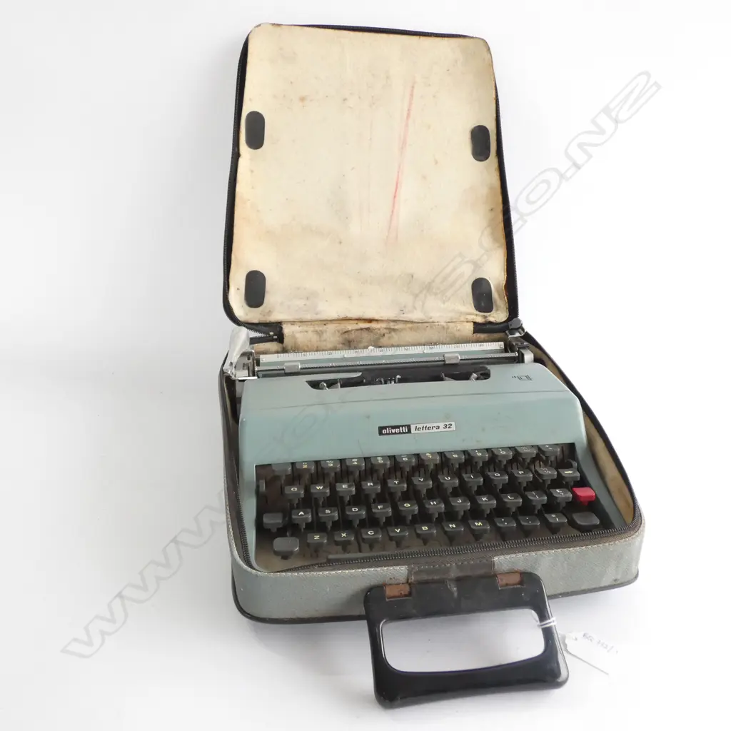 TYPEWRITER OLIVETTI LETTERA 32 CASED  Image 1++