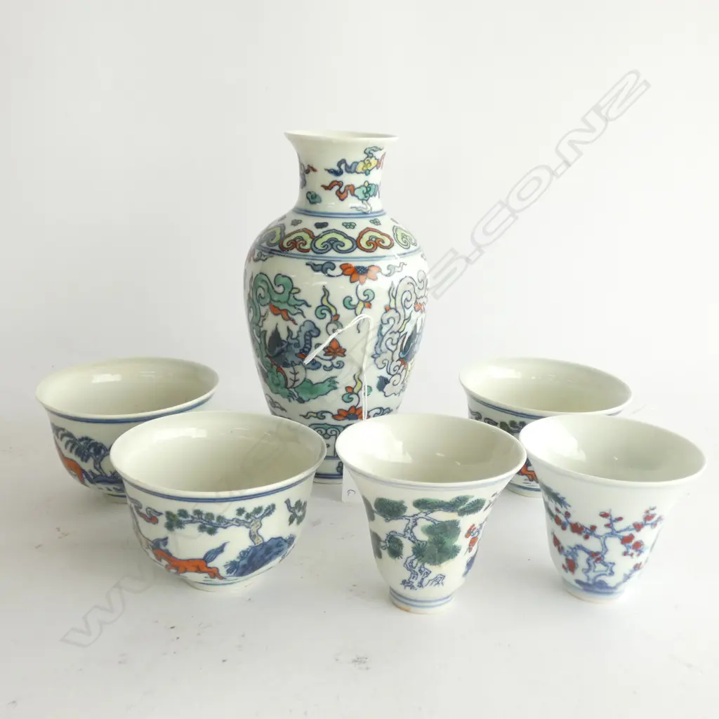 6 CHINESE PORCELAIN; VASE H. 190MM, 5 TEACUPS Image 1++
