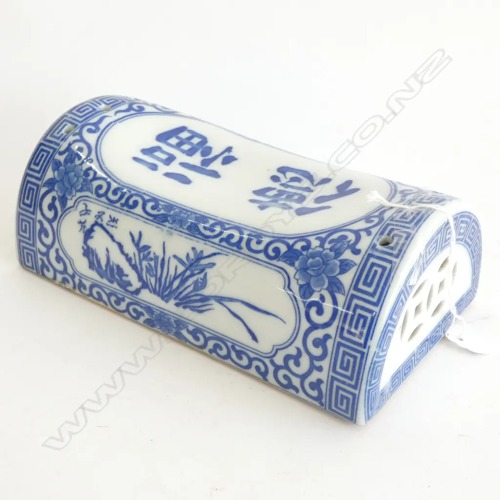 BLUE & WHITE CERAMIC PILLOW  - L. 210MM Image 1++