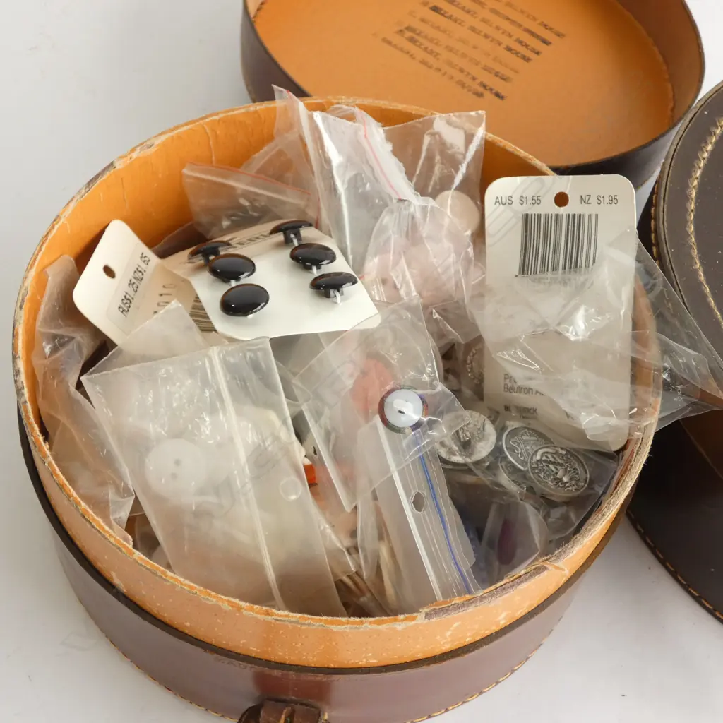 2 COLLAR BOXES AND CONTENTS  Image 1++
