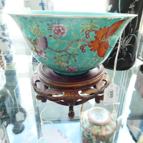 CHINESE GREEN FAMILLE ROSE BOWL WITH BUTTERFLIES & WOODEN STAND. DIA 175MM