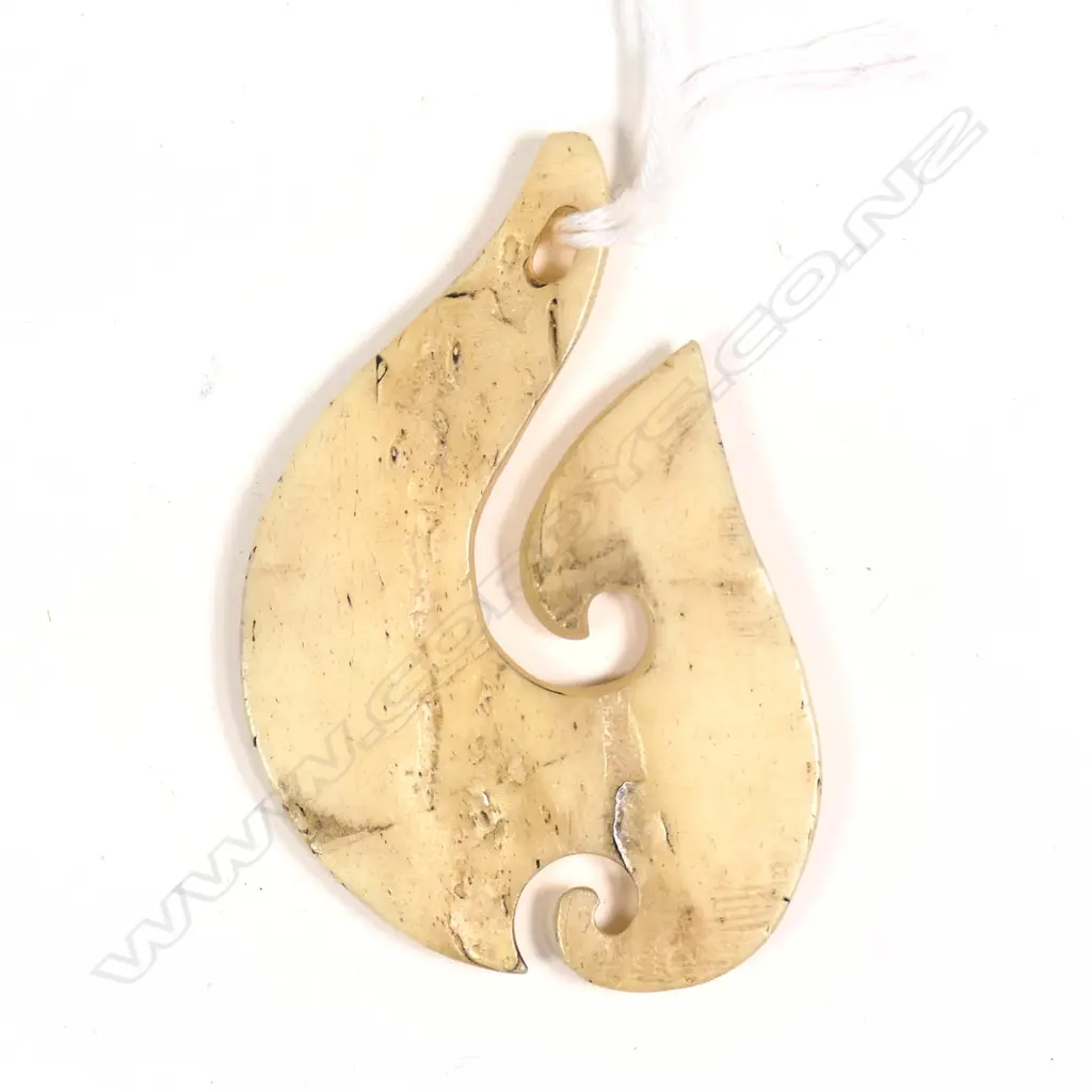 CARVED BONE MAORI HEI MATAU / FISH HOOK PENDANT L. 55MM Image 1++