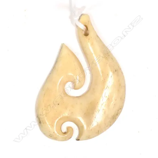 CARVED BONE MAORI HEI MATAU / FISH HOOK PENDANT L. 55MM