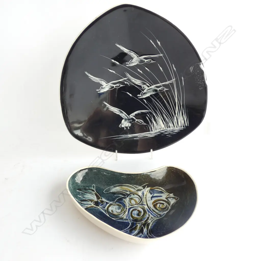 HANDPAINTED FLYING DUCKS DISH AUSTRALIAN DIANA? + JAN BATTE. AUSTRALIA SLIPCASE PLATE D290MM  + 225MM Image 1++