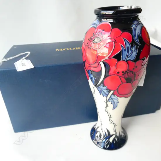 MOORCROFT POPPY DESIGN VASE BY R. BISHOP 2013 - H. 215MM - WITH BOX