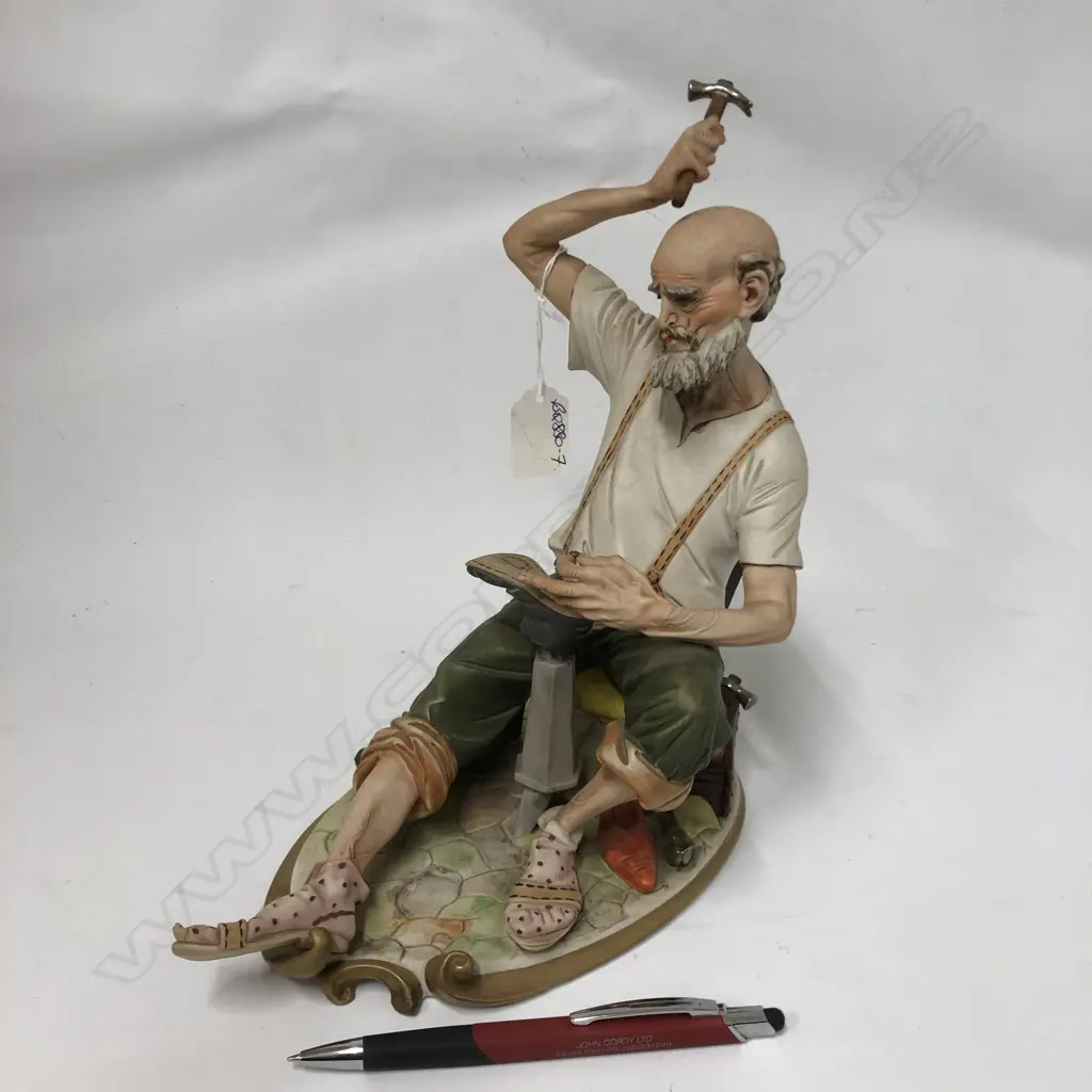 LGE CAPODIMONTE FIGURE - THE COBLER Image 1++