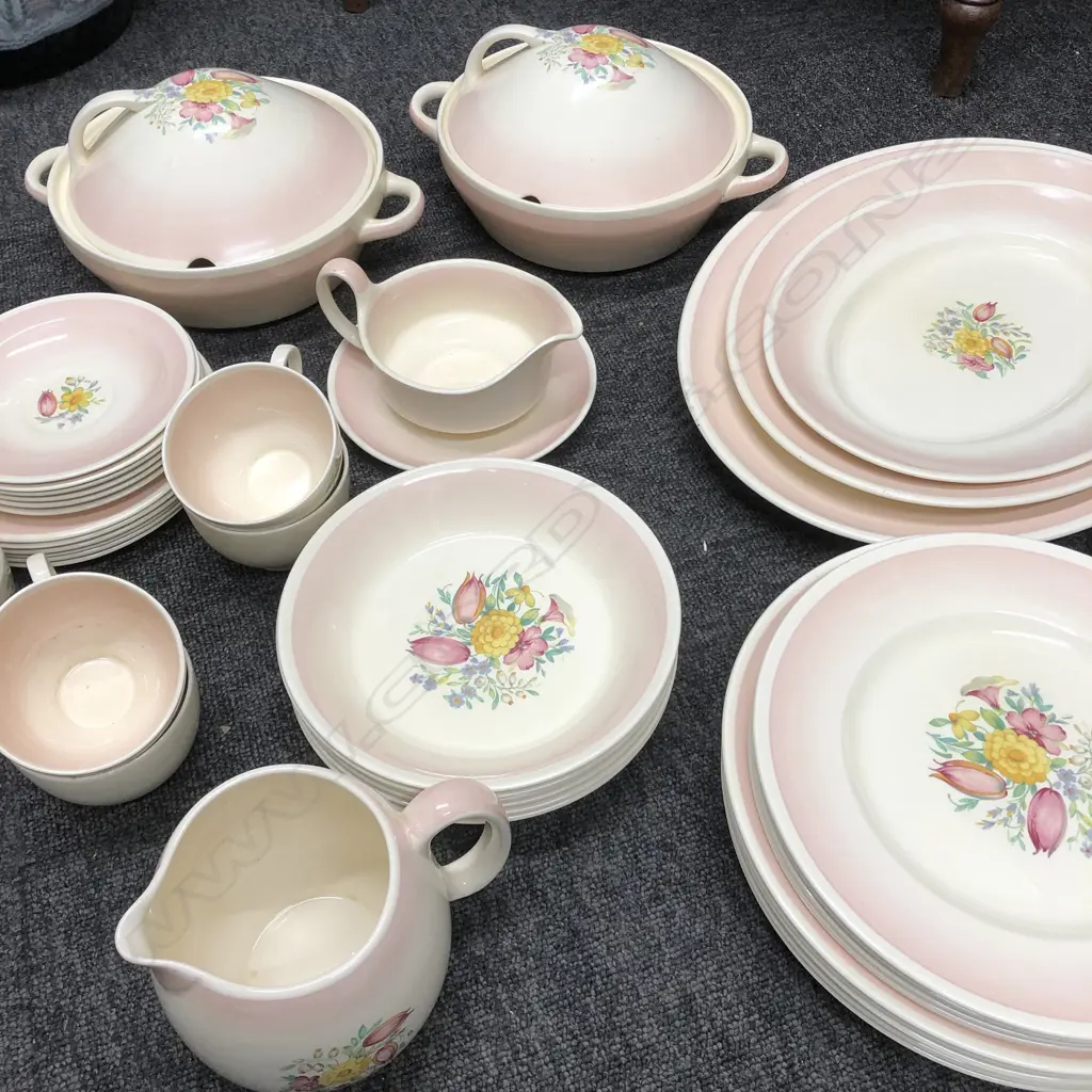 SUSIE COOPER PINK PRINTEMPS PATTERN DINNER & TEA SERVICE Image 1++