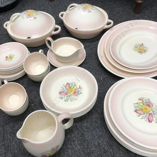 SUSIE COOPER PINK PRINTEMPS PATTERN DINNER & TEA SERVICE