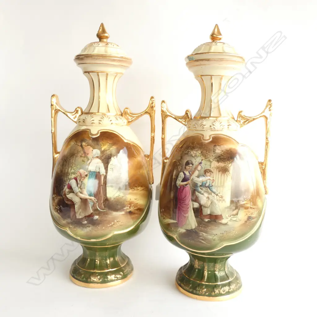 2 X CONTINENTAL PORCELIAN LIDDED URNS Image 1++