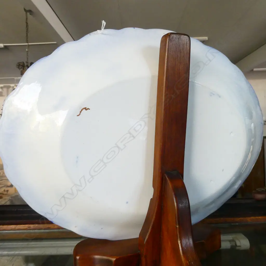 B/W CHARGER ON WOODEN STAND L. 450MM Image 1++