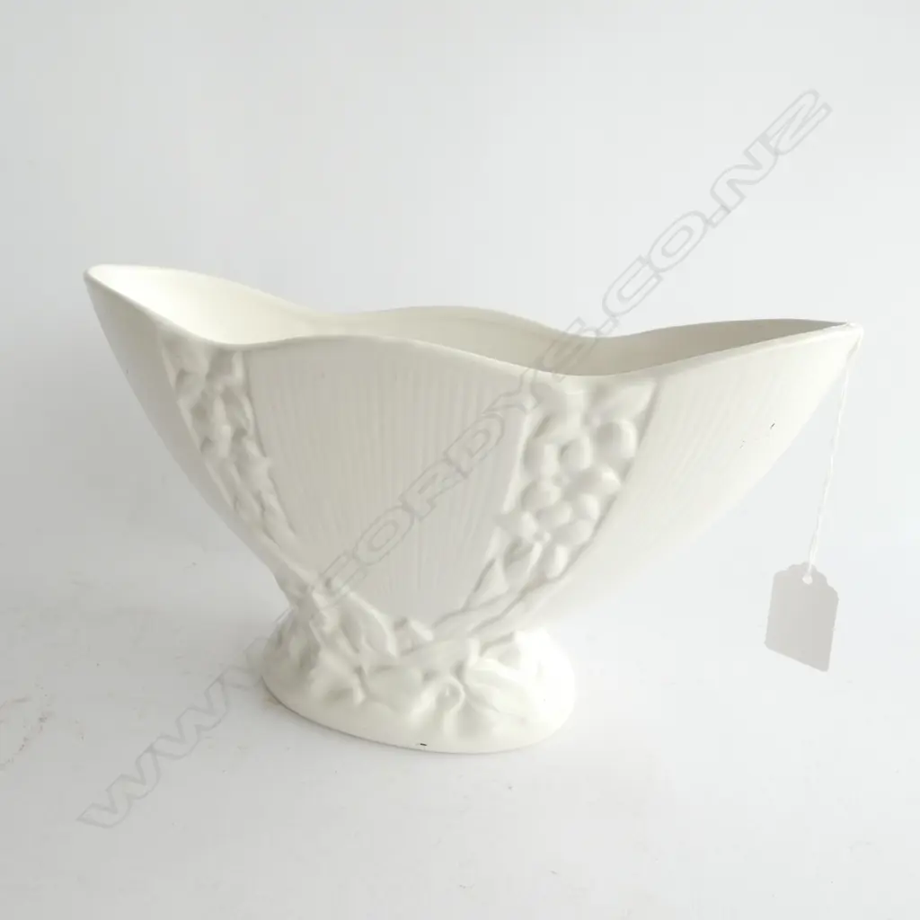 CROWN LYNN ROYDEN POTTERY WHITE VASE #553 L. 295MM Image 1++