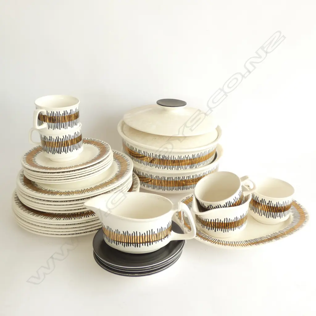 'GOLDEN NILE' CROWN DEVON DINNER SERVICE Image 1++