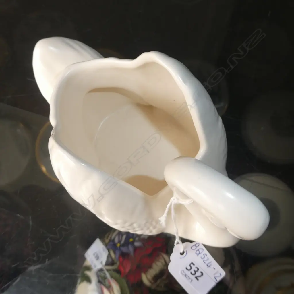 CROWN LYNN SMALL WHITE SWAN #154 - FINE CRACK ON ONE SIDE. Image 1++