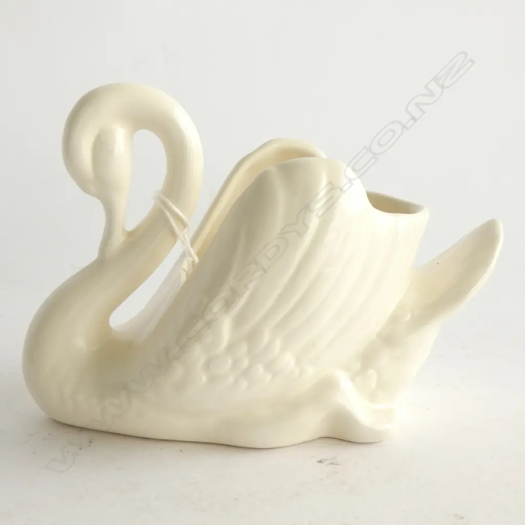 CROWN LYNN SMALL WHITE SWAN #154 - FINE CRACK ON ONE SIDE. Image 1++