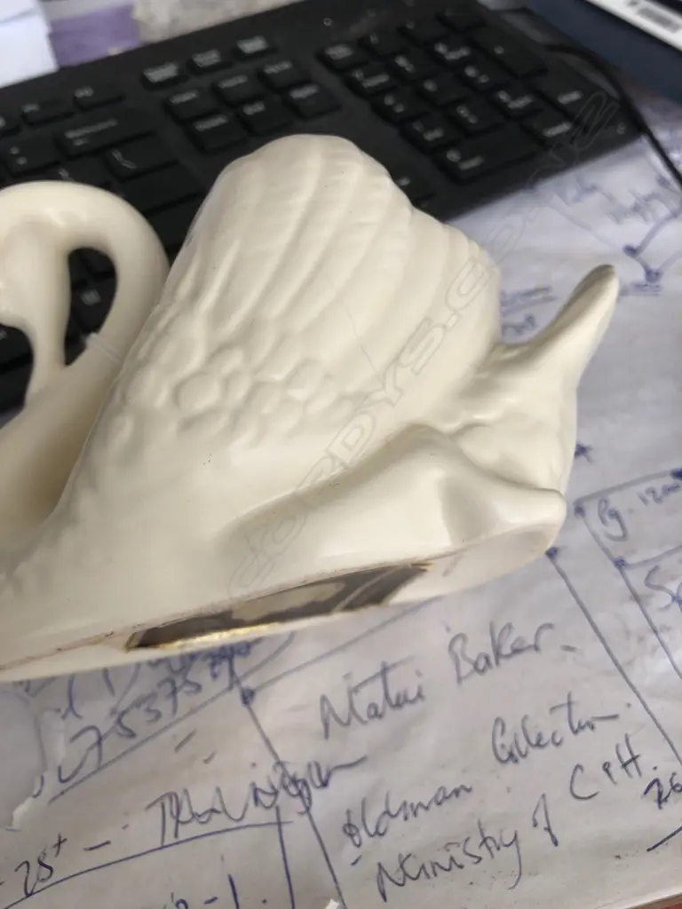 CROWN LYNN SMALL WHITE SWAN #154 - FINE CRACK ON ONE SIDE. Image 1++