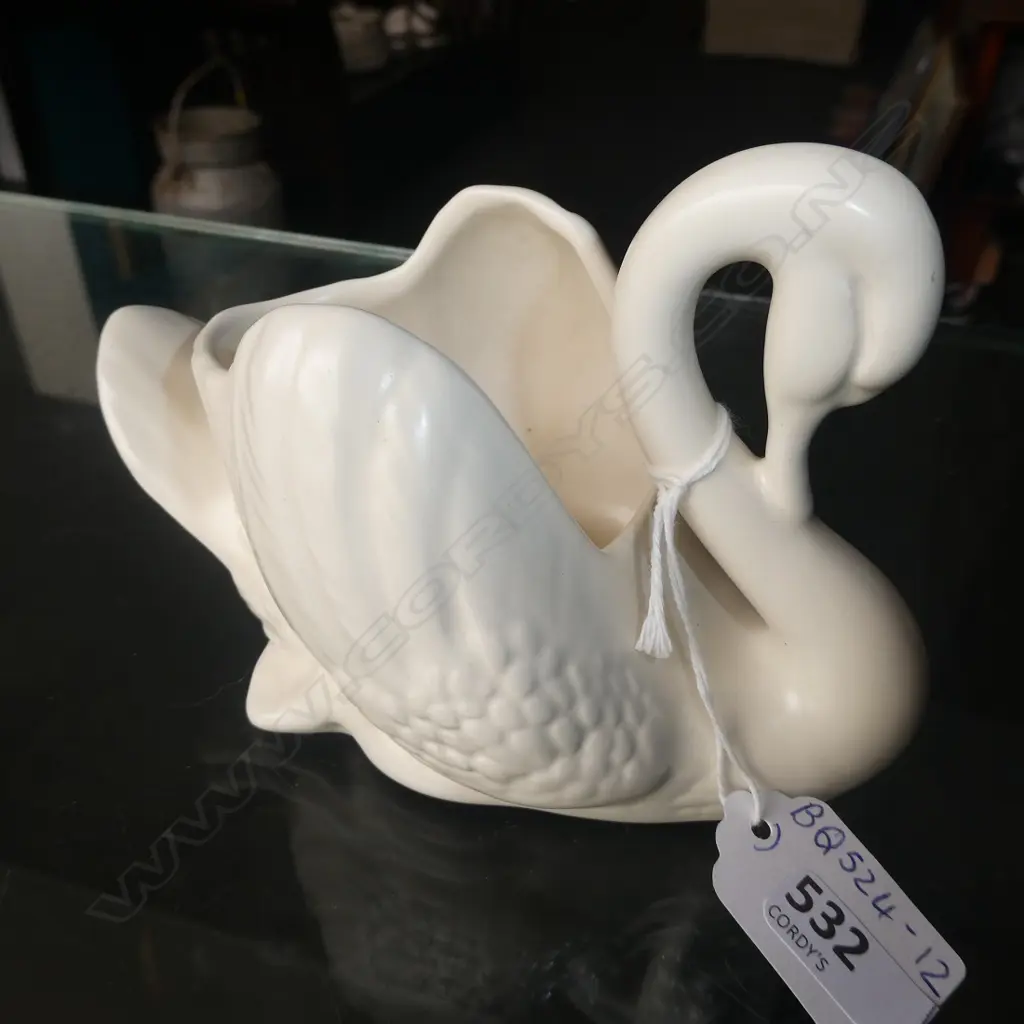 CROWN LYNN SMALL WHITE SWAN #154 - FINE CRACK ON ONE SIDE. Image 1++