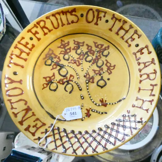 STUDIO POTTERY SLIPWARE PLATE “ ENJOY THE FRUITS OF THE EARTH” SIGNED JH EARTHENWARE D290MM