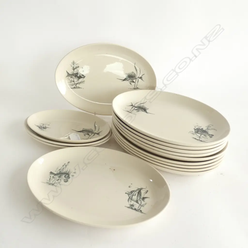 14 CROWN LYNN FISH PLATES L. 285MM Image 1++