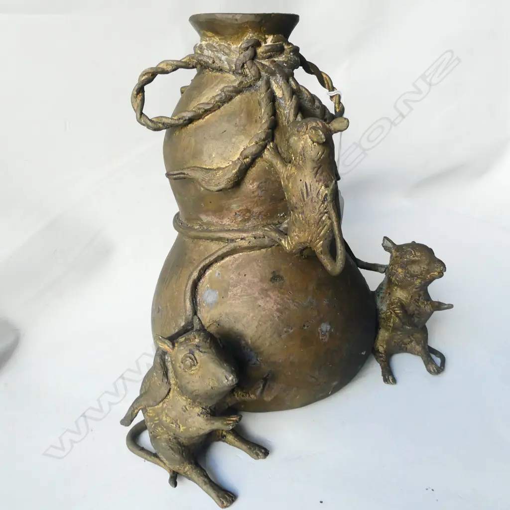 LG ORIENTAL BRONZE VASE WITH 3 LG APPLIED MICE OR RATS H. 225MM Image 1++