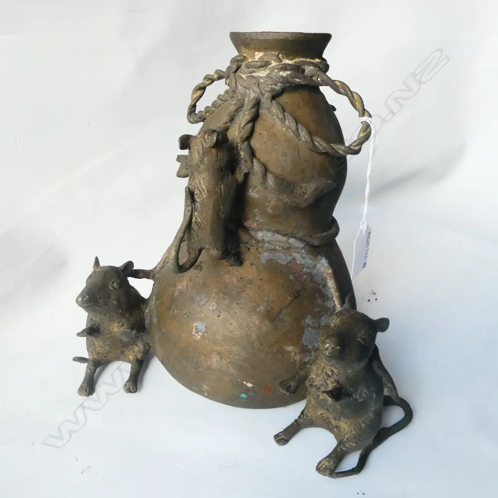 LG ORIENTAL BRONZE VASE WITH 3 LG APPLIED MICE OR RATS H. 225MM Image 1++