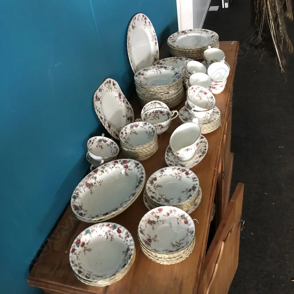 LGE MINTON 'ANCESTRAL' DINNER SERVICE Image 1++