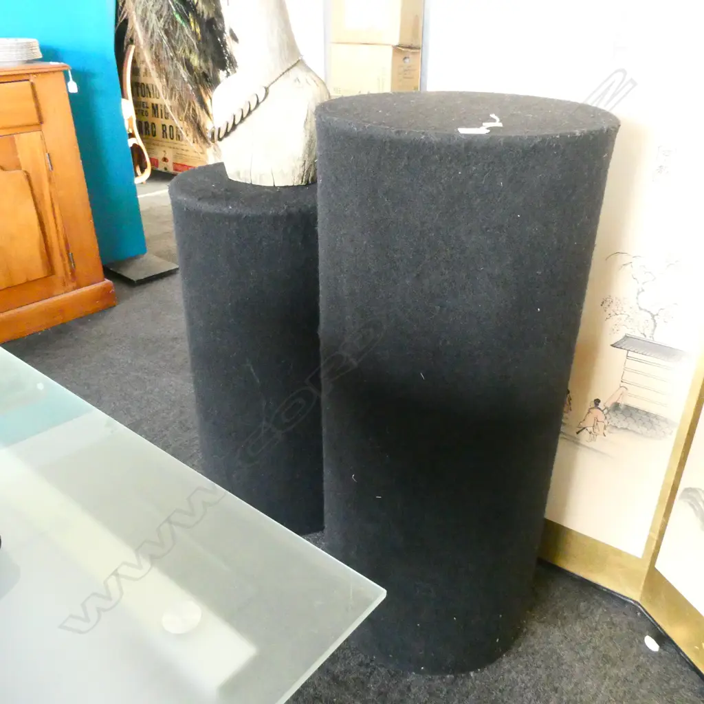 2 BLACK FELT DISPLAY COLUMNS H. 810MM Image 1++