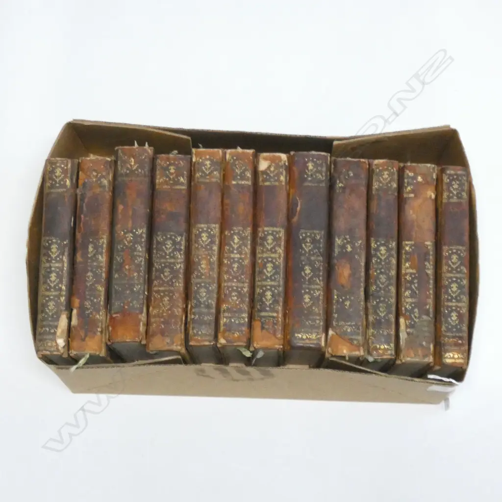BOX OF 12 VINTAGE BOOKS Image 1++
