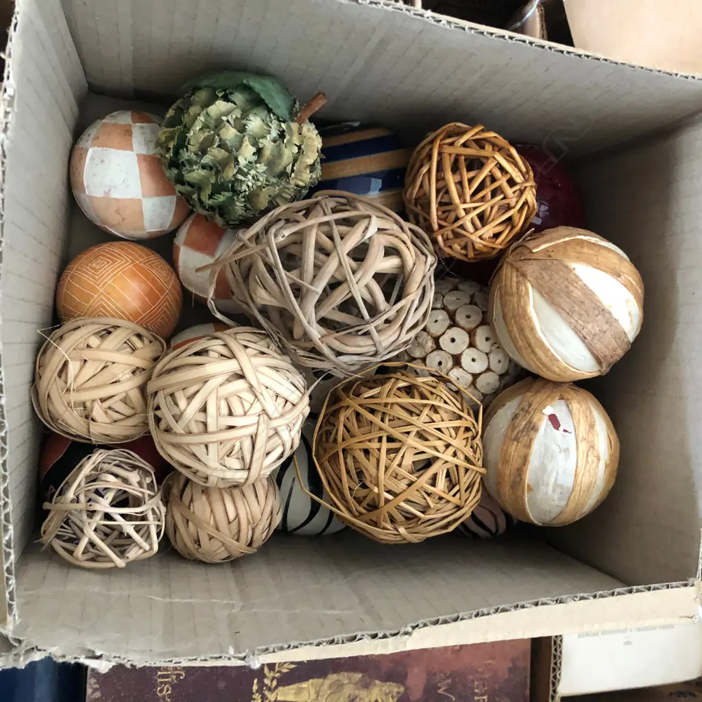 BOX OF DECORATIVE BALLS  Image 1++