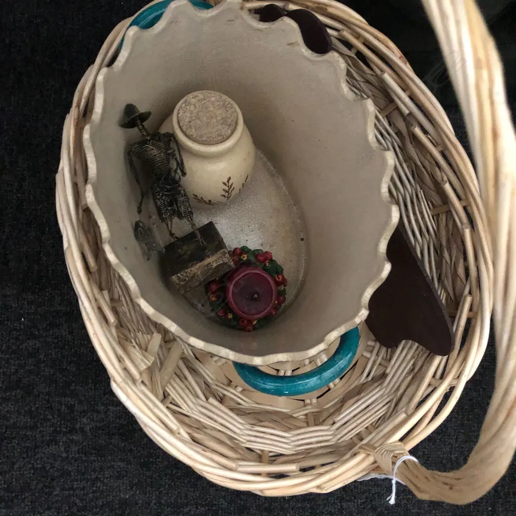 WICKER BASKET & CONTENTS Image 1++